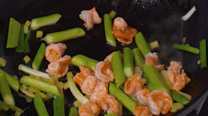 加入煎好的蝦仁，XO醬，以適量鹽、糖進(jìn)行調(diào)味翻炒。