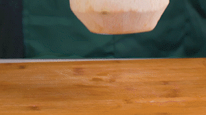 椰子切開頂部，把椰子水倒出，再把椰肉切片。