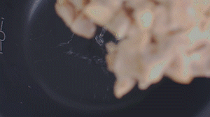 把雞、火腿、椰子水、椰肉、姜、紅棗放入電飯鍋，按下煲湯功能。