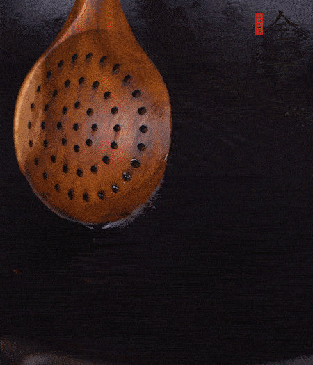 鍋中多倒些花生油，油溫達(dá)80度時(shí)，下芋頭丁炸 40 秒，直到表皮金黃，撈出待用。