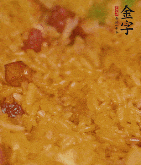 放一撮鹽、生抽少許，倒入炸好的芋頭。最后撒蔥花、蒜末翻炒均勻。