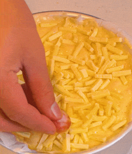 撒上馬蘇里拉芝士，用香腸片裝飾表面，180攝氏度烤箱烤20-25分鐘。