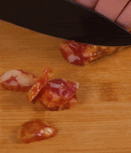 香腸切薄片。