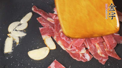 意面按照包裝時間煮熟過涼水，金字淡火腿切成小片。