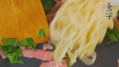 鍋中倒油燒熱，蒜片煸香，淡火腿略翻炒。