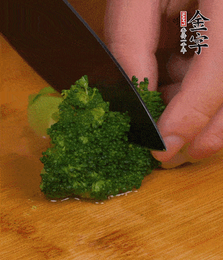 西蘭花用淡鹽水浸泡十幾分鐘后過(guò)開(kāi)水焯燙熟后撈出。