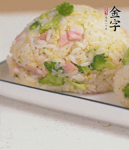 拌好的飯攥成飯團(tuán)。