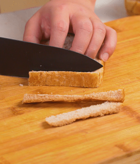 取1片黑麥吐司片，去掉邊邊，涂上一層蛋黃醬。