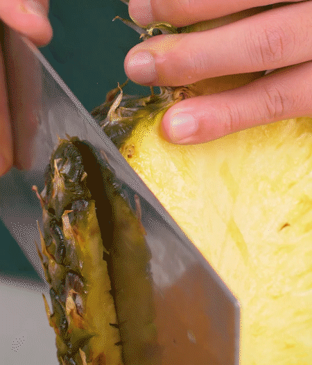 鳳梨去皮把果肉切塊，醬肉切小塊。