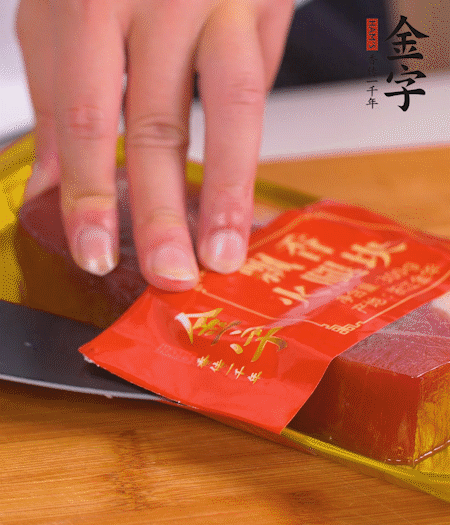 金字火腿切片，生姜切絲，蔥白切末。