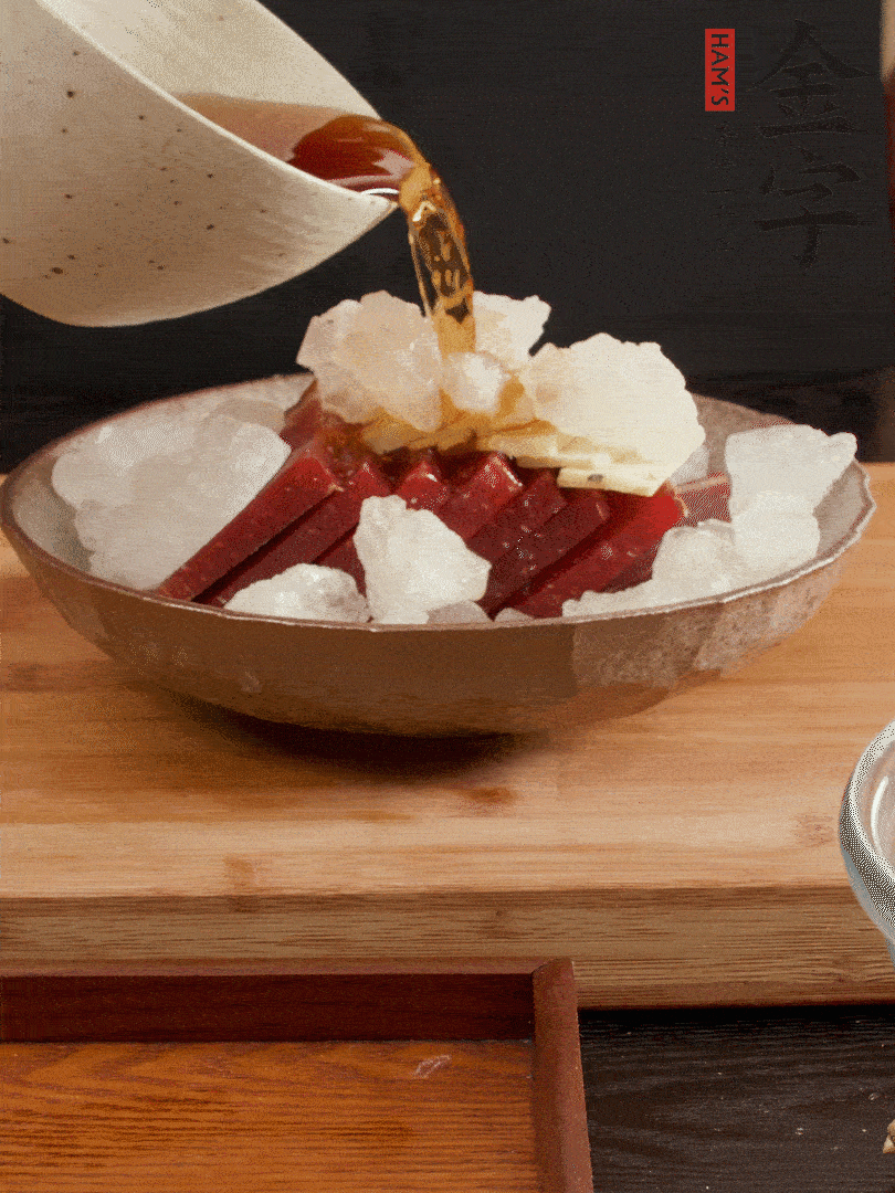 加姜片、冰糖、黃酒、水，蒸60分鐘，將火腿的咸逼出來。