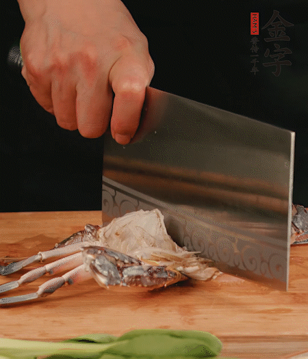 蟹殼拆開(kāi)，去掉蟹肺、蟹心、蟹腮，切成4小塊。