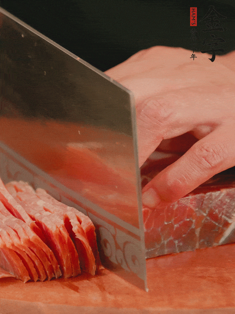 新鮮雞腿用刀在表面劃幾刀。金字火腿切薄片備用。