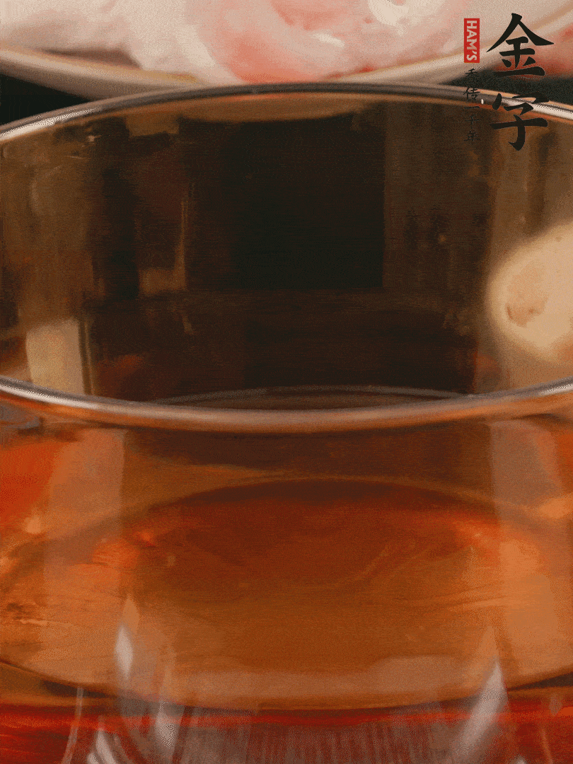 雞腿冷水入鍋，加姜片料酒焯水，撈出溫水洗凈。