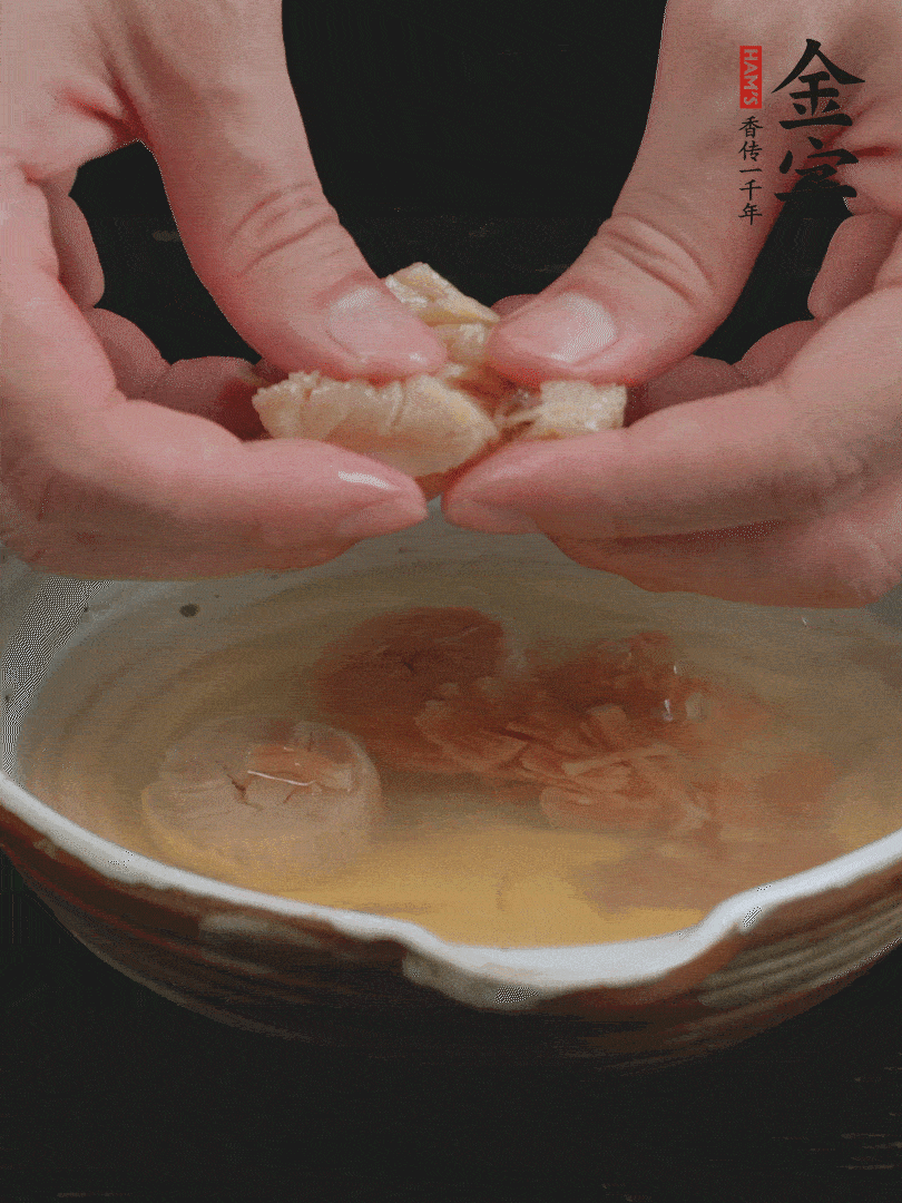 元貝溫水泡發(fā)，拆成細絲。