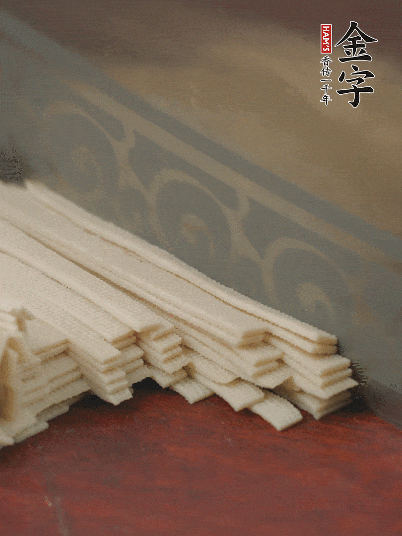 燉火腿期間，千張切細(xì)絲，白蘿卜去皮切細(xì)絲，蒜葉切細(xì)丁。