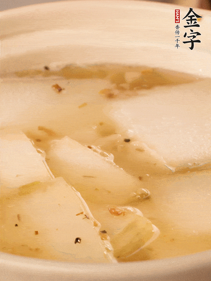 加入適量清水，再放咸肉，淋點(diǎn)黃酒添味。