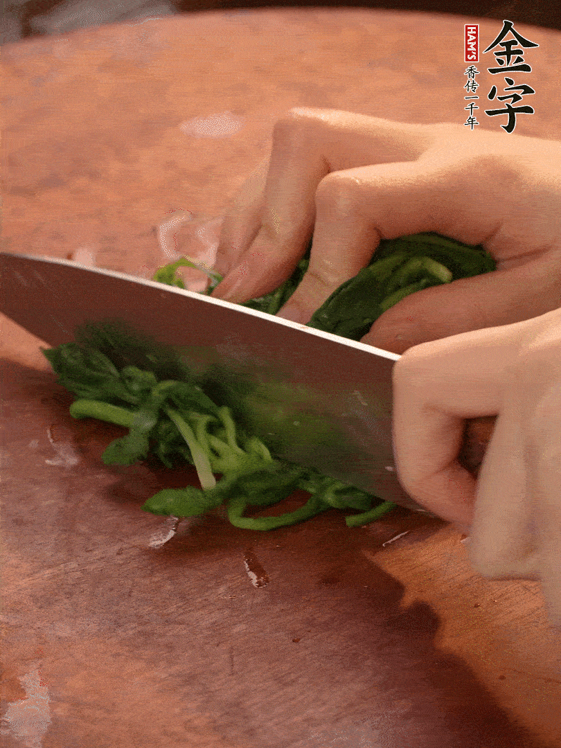 晾涼拽干水份，切碎備用。