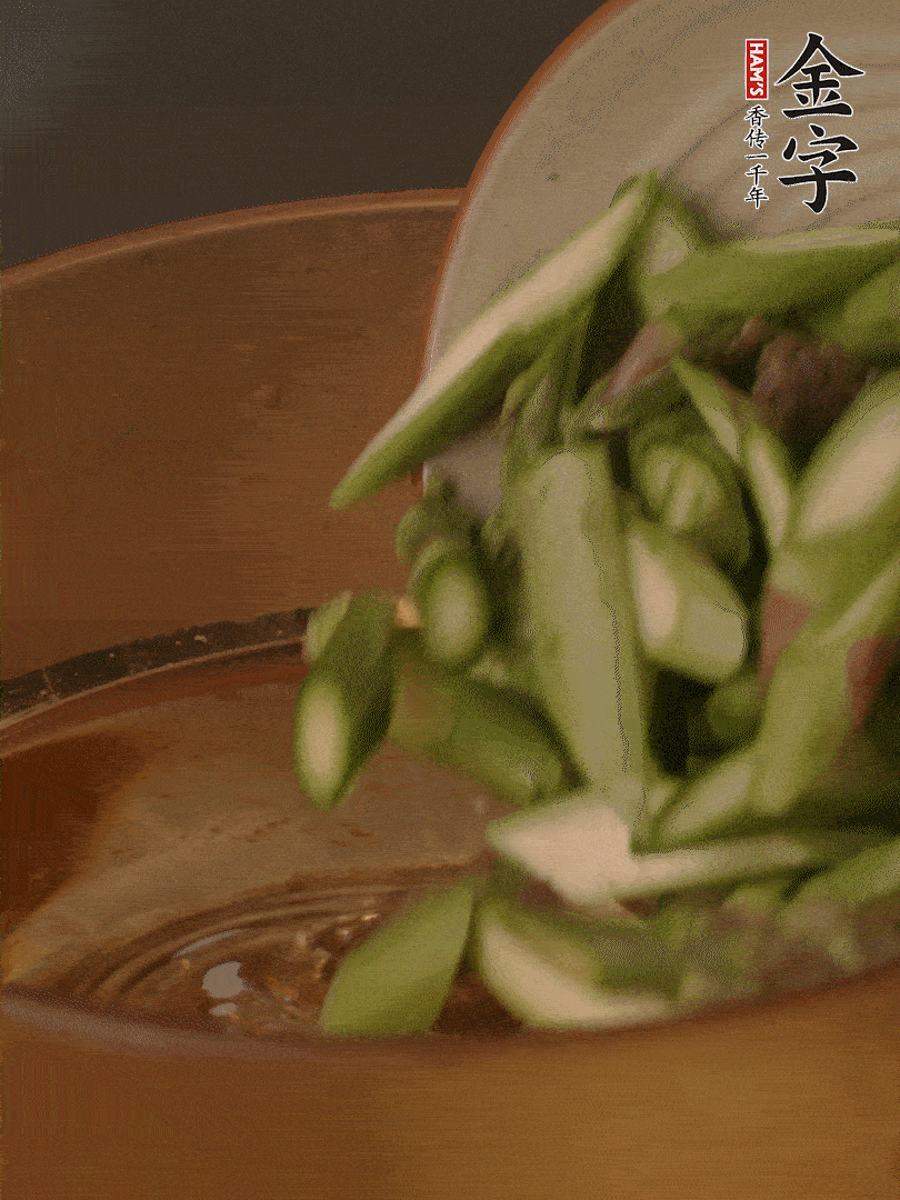 蘆筍、白玉菇焯水30秒備用。