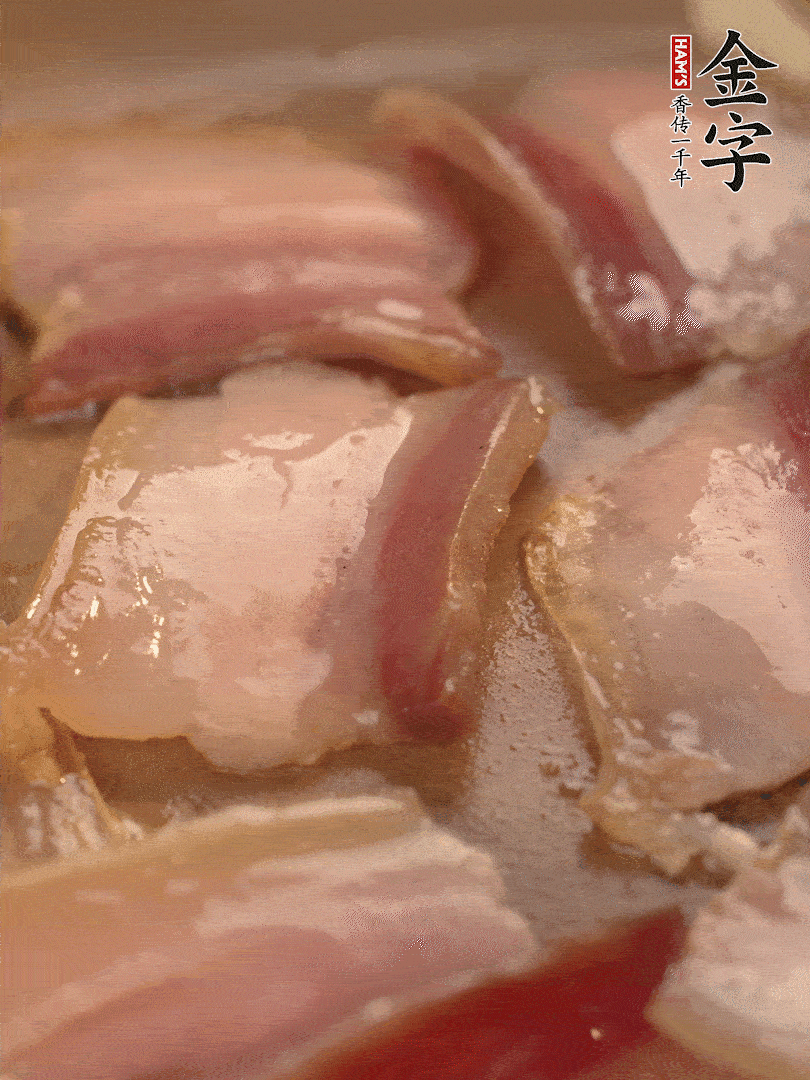 鍋中熱油煸香大蒜、咸肉。