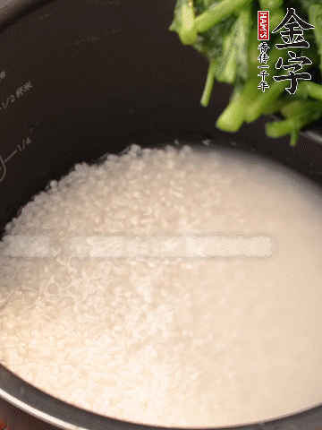 茼蒿、香腸放入浸泡好的大米，水沒過大米半指煮熟。