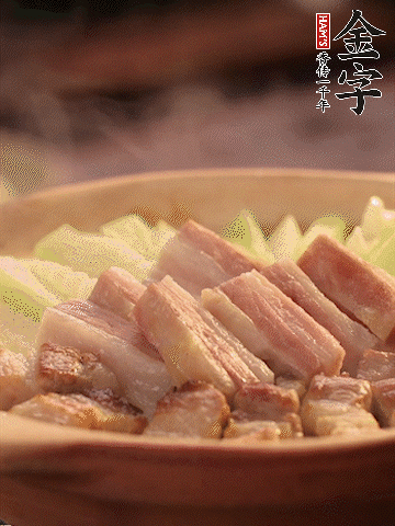 金字淡咸肉切條，焯水備用。