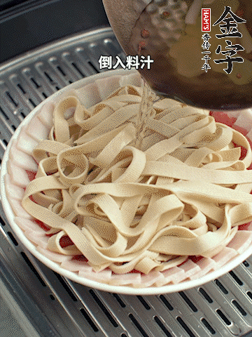 將料汁倒入食材中，改上保鮮膜蒸半小時。