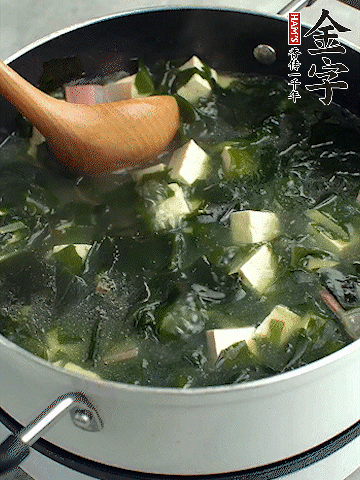 煮到沸騰后，再放入豆腐蓋蓋子煮3分鐘。