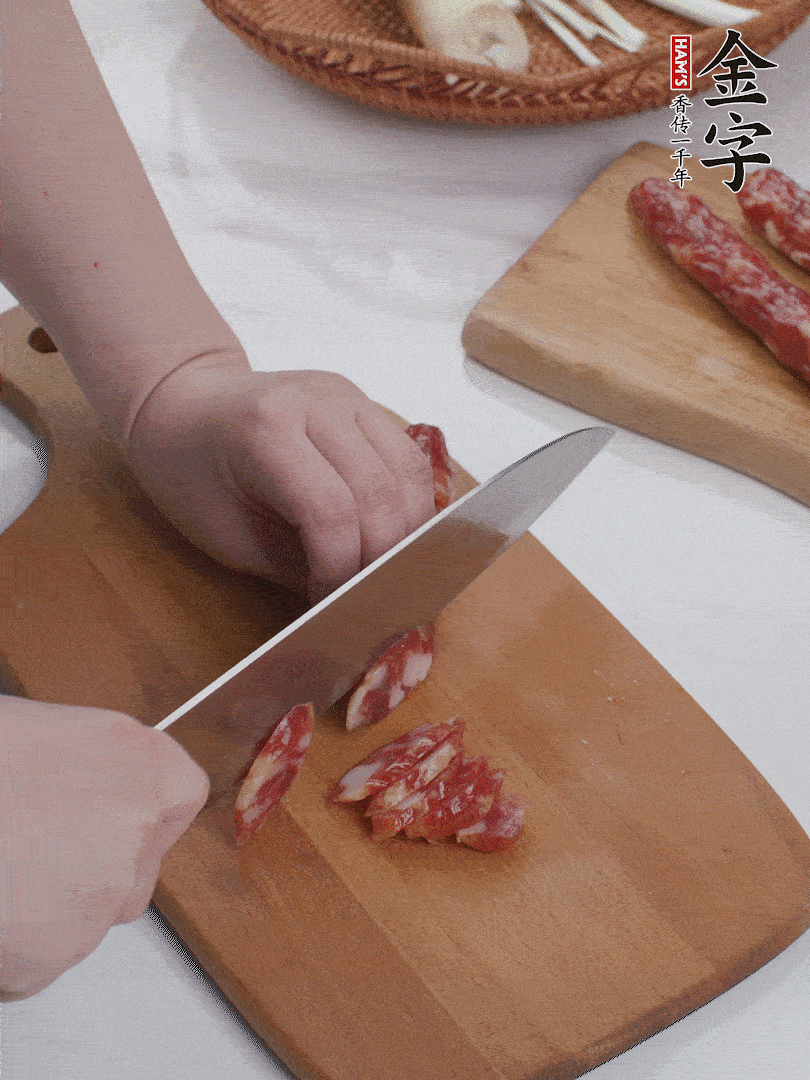 金字香腸切薄片。