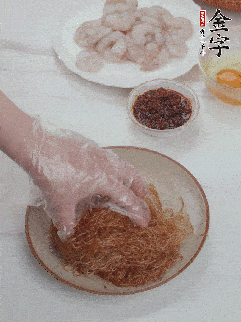 粉絲泡軟后，入沸水煮10秒，撈出后加1/2勺老抽、1/2勺食用油挑松。