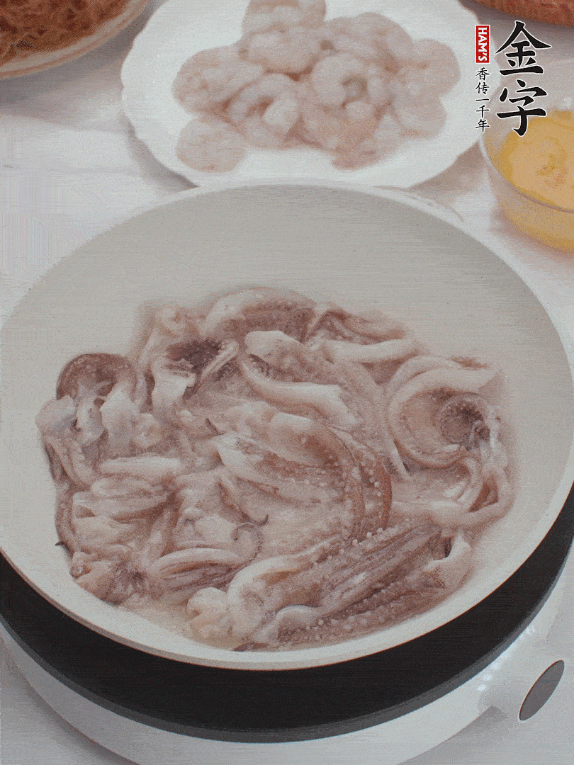 蝦仁、魷魚(yú)滑油，蛋液炒制半熟。
