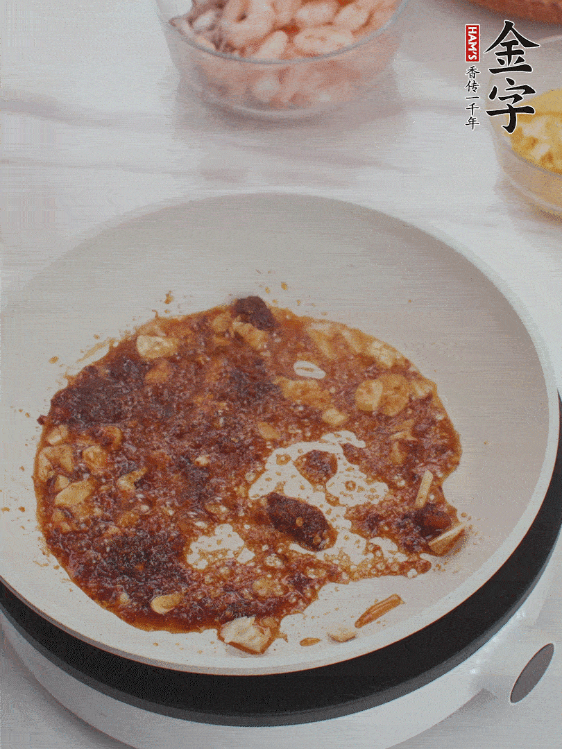 冷鍋熱油，1大勺金字火腿XO醬、蒜末炒香，倒粉絲一起炒。