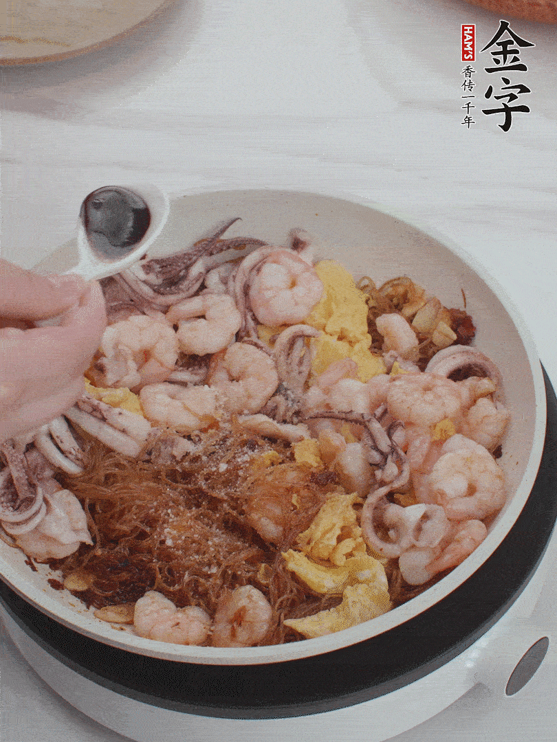 放1/3勺鹽、1/3勺雞精、1/3勺糖、2/3勺生抽調(diào)味。