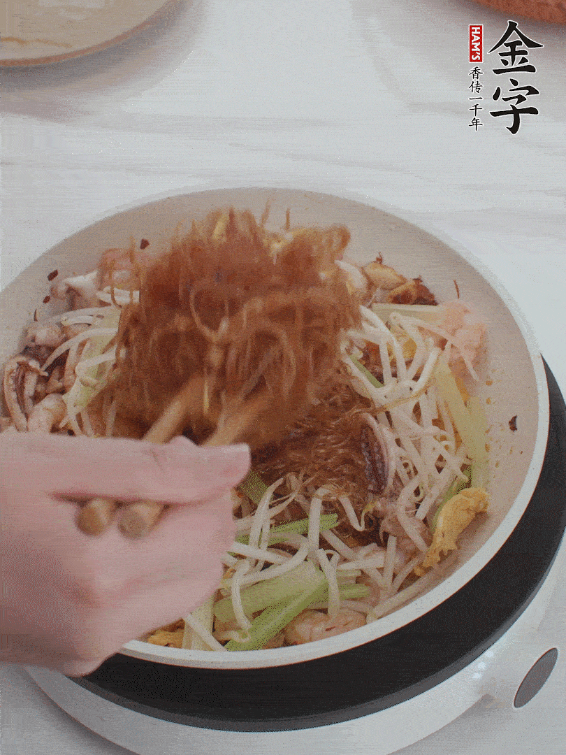 放焯好水的香芹、豆芽翻炒挑松。