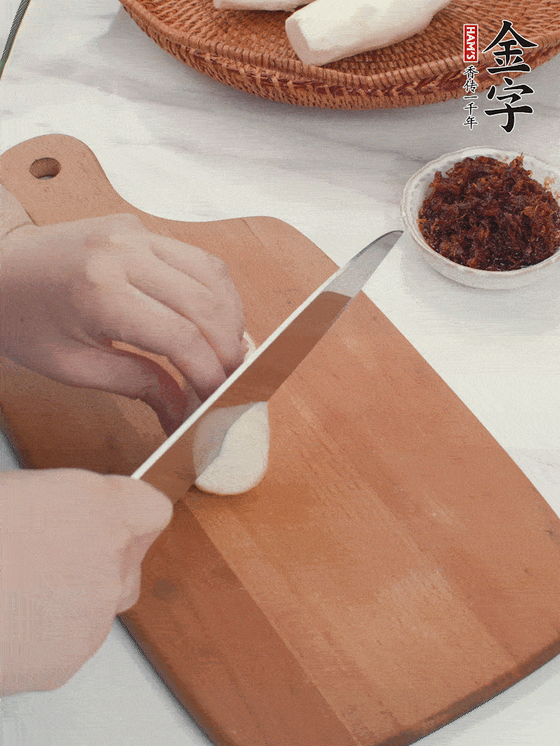 茭白剝殼，洗凈后切滾刀塊。