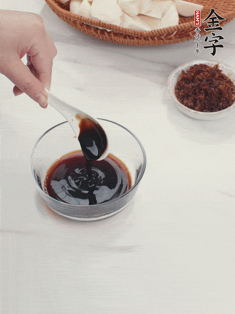 將生抽、老抽、黃酒和白砂糖在小碗里調(diào)成味汁。