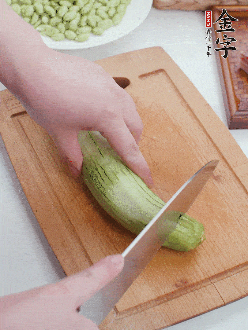 絲瓜去掉外皮，去掉兩端，切成滾刀塊。