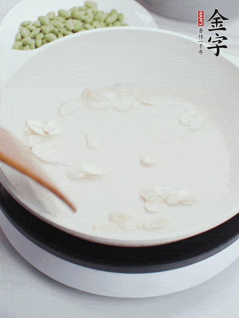 金字淡咸肉煮15分鐘，撈出切片。油5成熱時，蒜末、咸肉爆香。