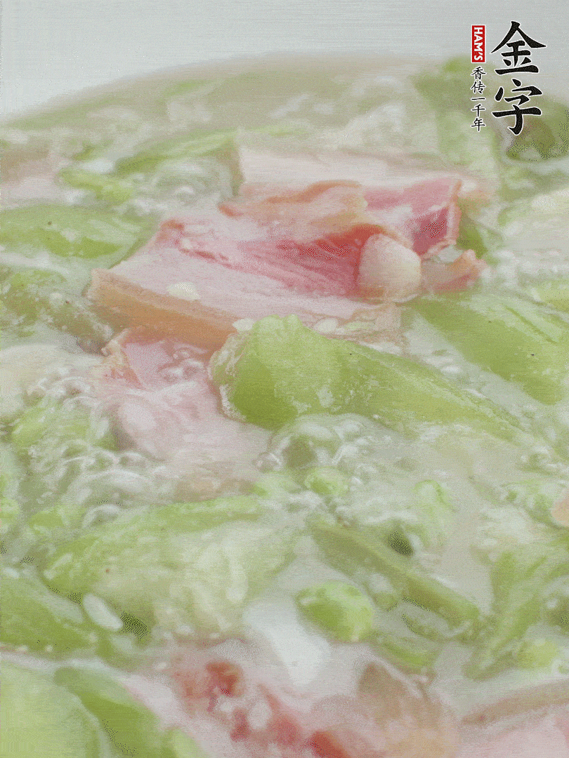 加一點熱水、白胡椒粉、雞精翻炒1分鐘。