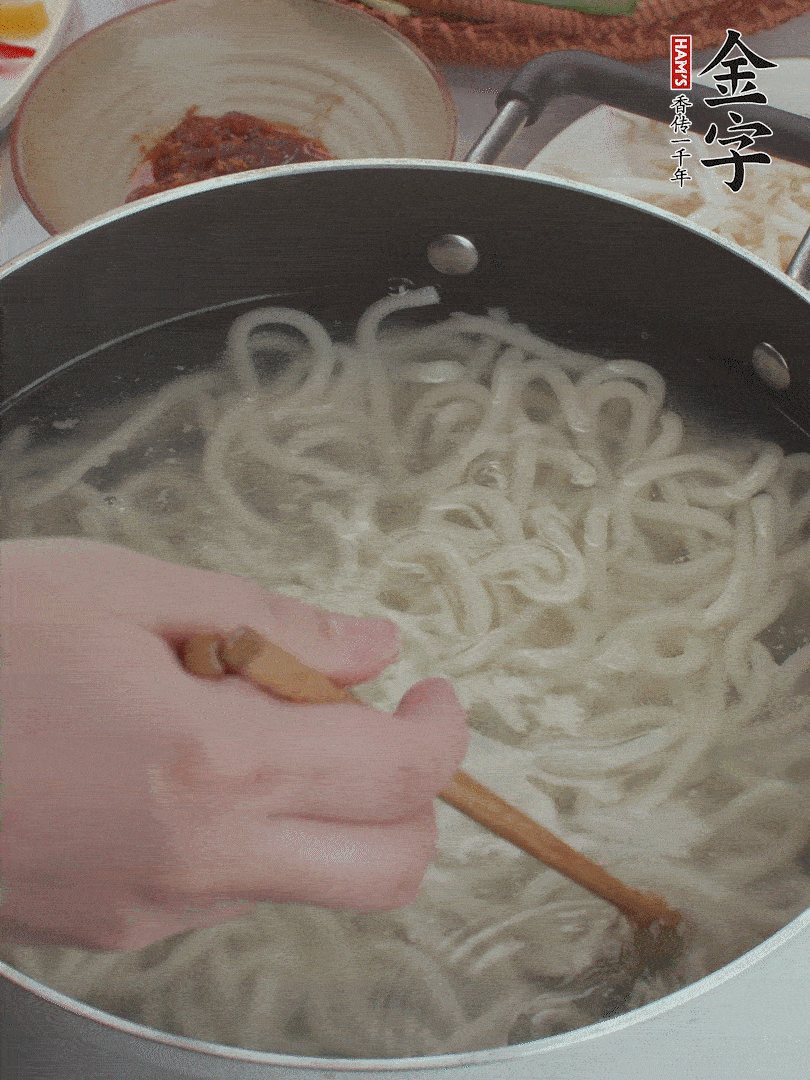 鍋中水煮沸，下烏冬面焯5秒鐘，撈出瀝干。