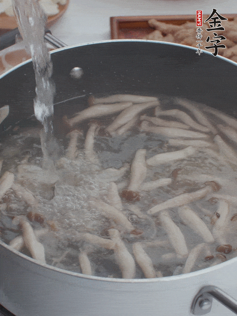 油熱爆香大蔥、蒜末，下蟹味菇炒軟，放清水。