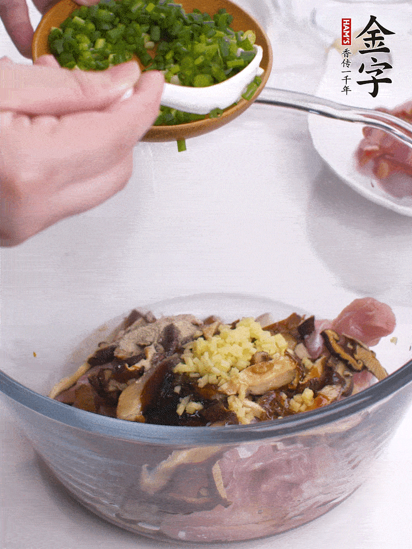 雞肉、香菇混合，加清水1/3杯、料酒1勺、蠔油1勺、鹽1勺、糖1/4勺、白胡椒1/4勺、食用油1勺、香油1/4勺、姜末、蔥花，攪拌均勻腌制2小時。