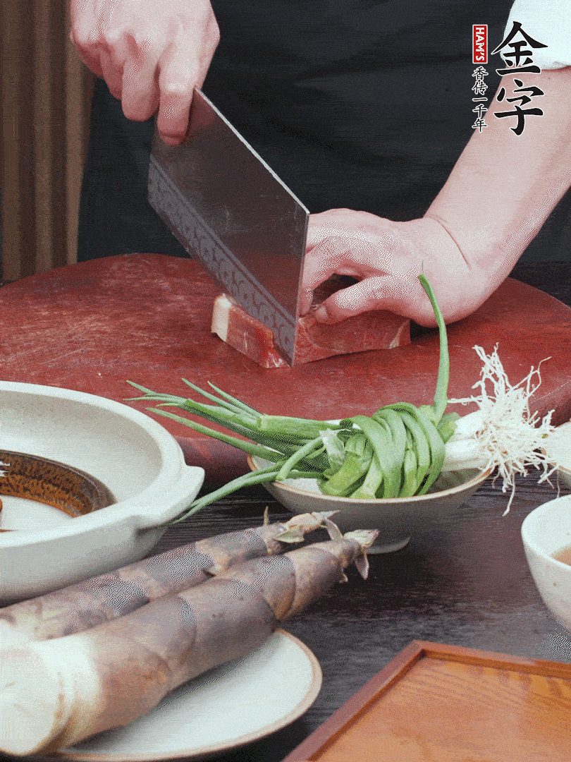 金字火腿切片；姜切片。