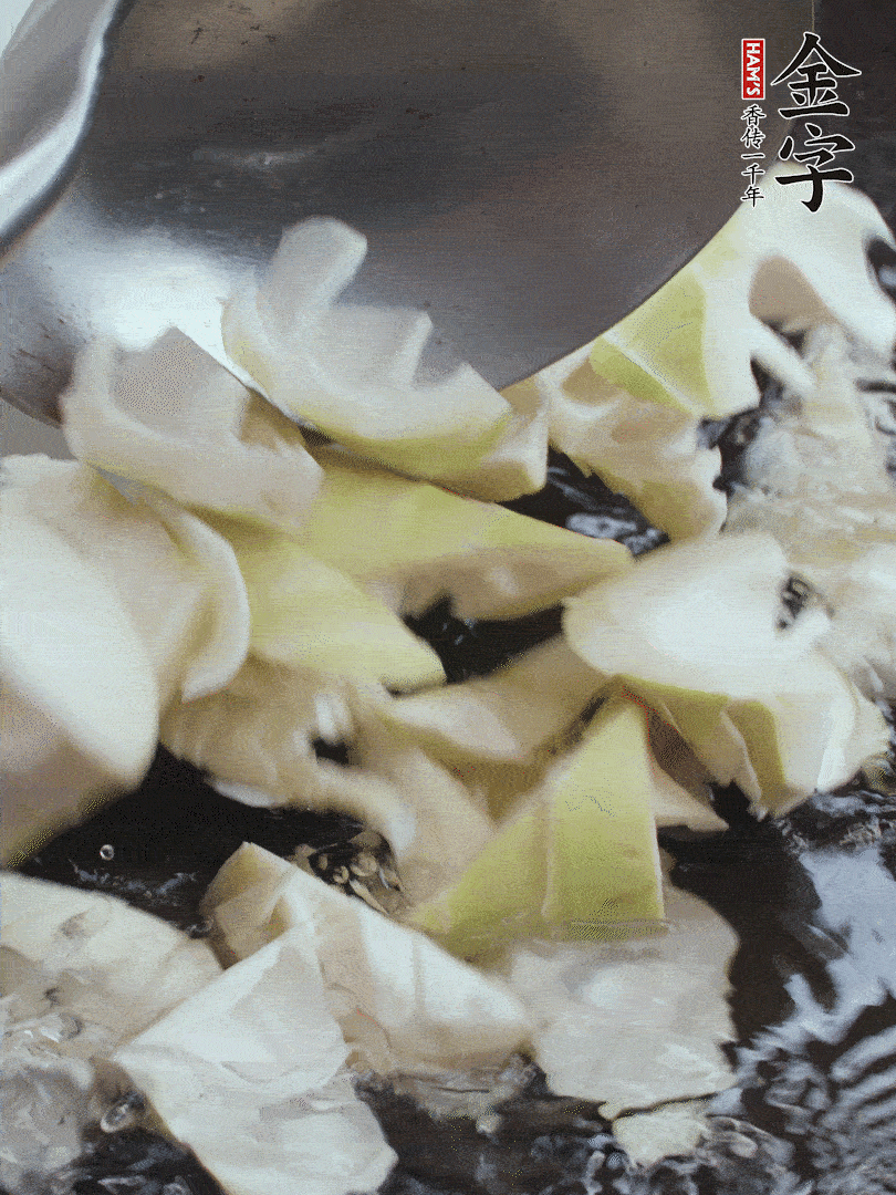 新鮮春筍去老根，剝殼切滾刀塊焯水去澀。