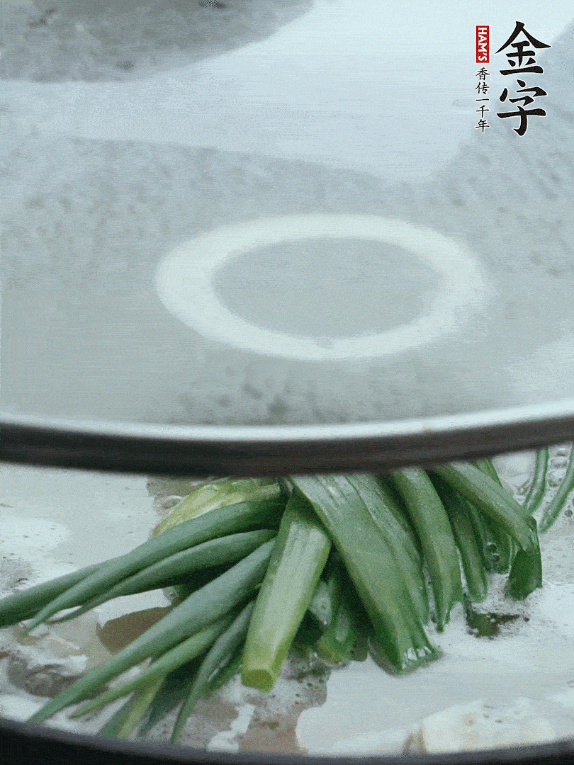 加蔥結(jié)去腥，大火開(kāi)后中火燒20分鐘。