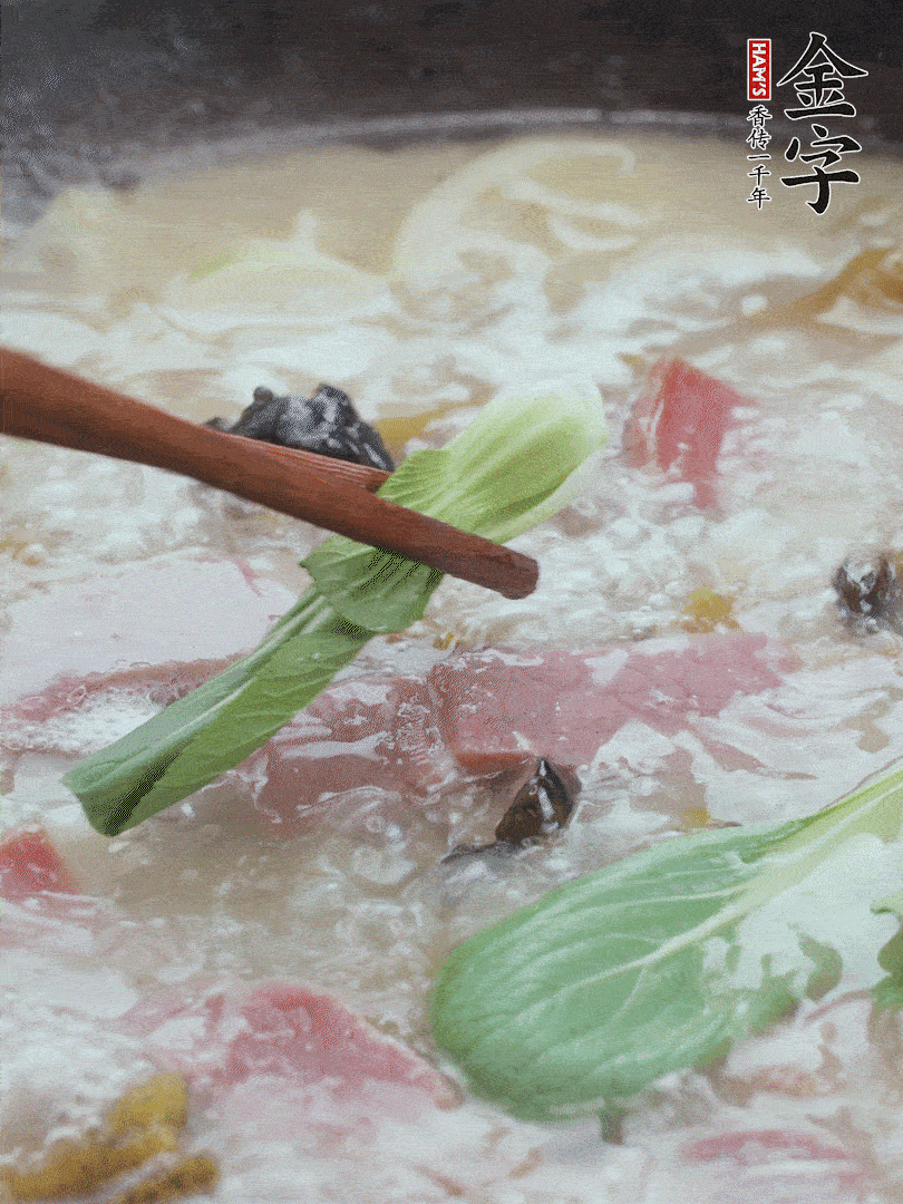 撈出蔥結(jié)，小菜心點(diǎn)綴。