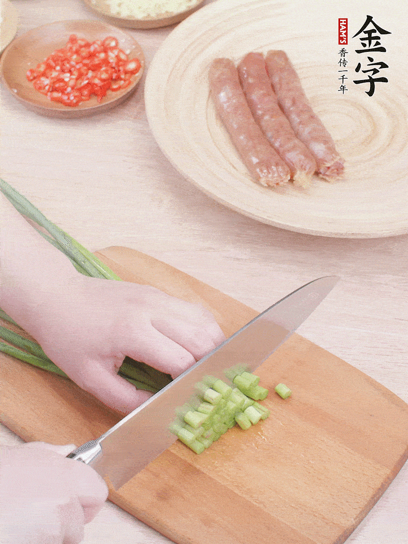 蒜苔切丁，蔥姜蒜切小丁，小米辣切圈。