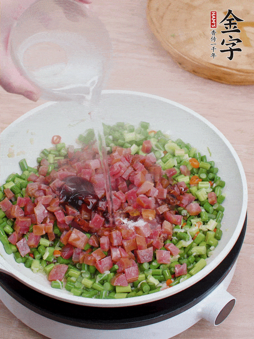 放香腸丁、1勺老抽、1勺蠔油、1/3勺白糖、少許清水炒至斷生。