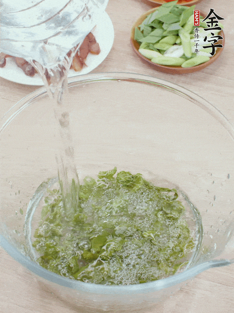 萵筍干溫水泡2小時(shí)，青紅辣椒切圈，姜切片，青蒜斜切段。