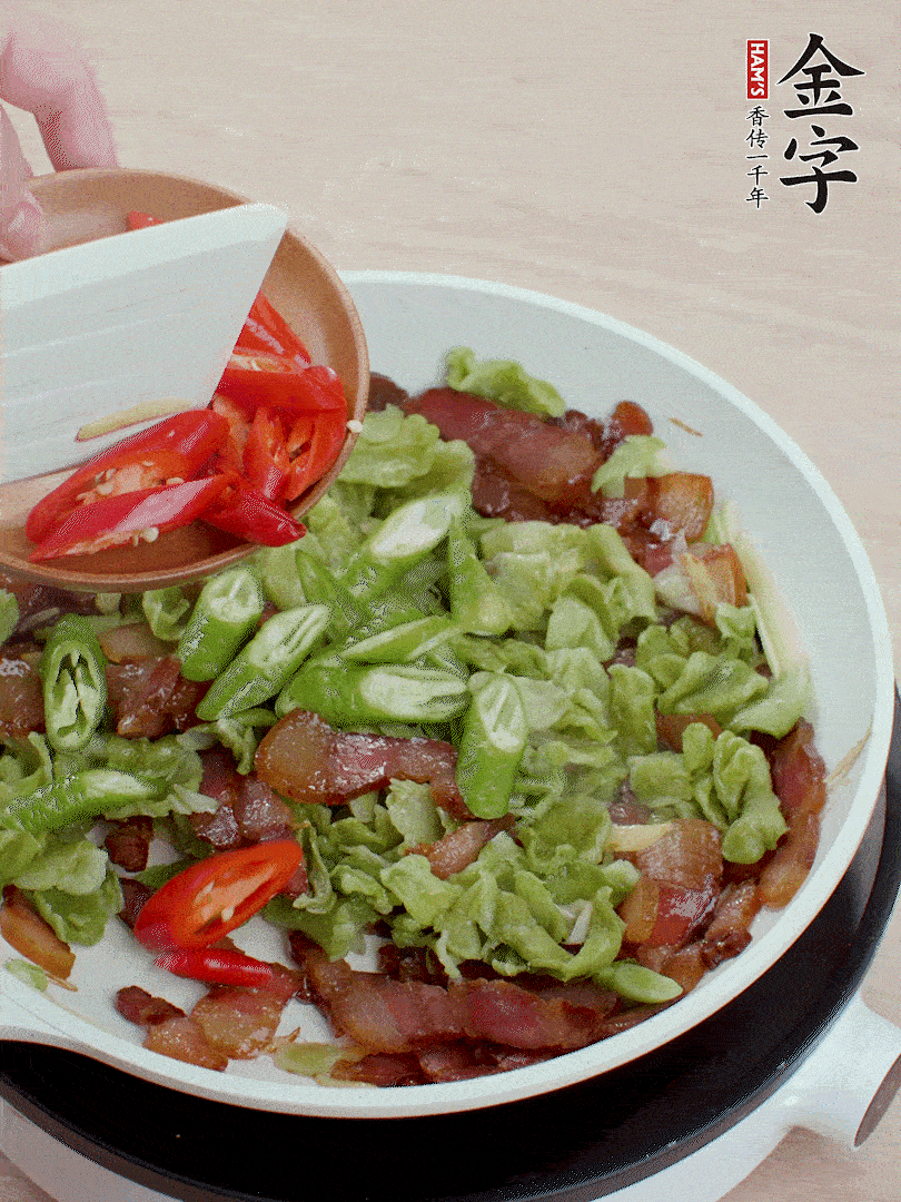 放萵筍干、青紅椒圈爆炒1分鐘。